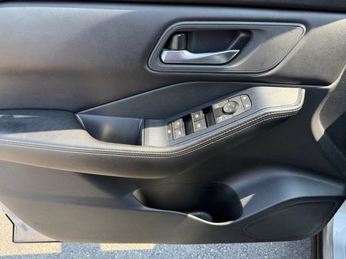 Used 2024 Nissan Rogue SV FWD image 27
