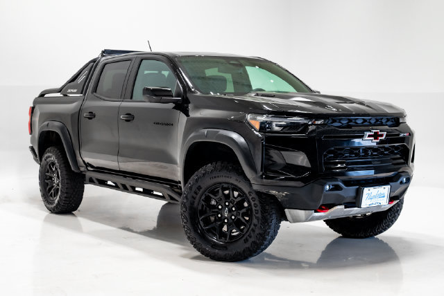 Used 2025 Chevrolet Colorado ZR2 w/ Midnight Edition AWD/4WD image 8