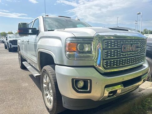 Used 2018 GMC Sierra 2500 Denali w/ Duramax Plus Package AWD/4WD image 2