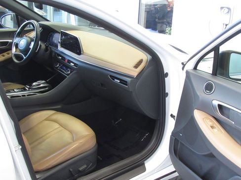 Used 2021 Hyundai Sonata Limited w/ Preferred Accessory Package image 17