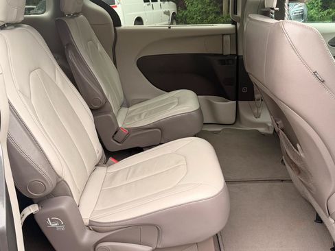 Used 2017 Chrysler Pacifica Touring-L w/ Tire & Wheel Group FWD image 23
