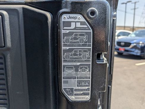 Used 2018 Jeep Wrangler Unlimited Rubicon w/ Steel Bumper Group image 15