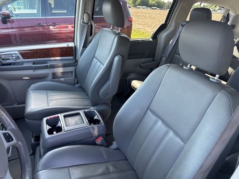 Used 2009 Chrysler Town & Country Touring FWD image 11