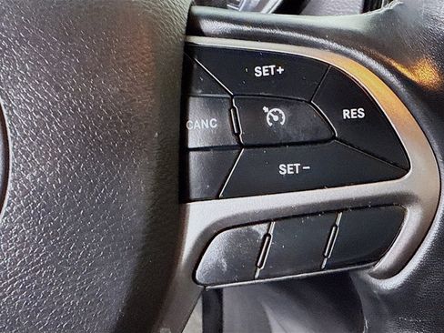 Used 2019 Jeep Grand Cherokee Altitude image 15