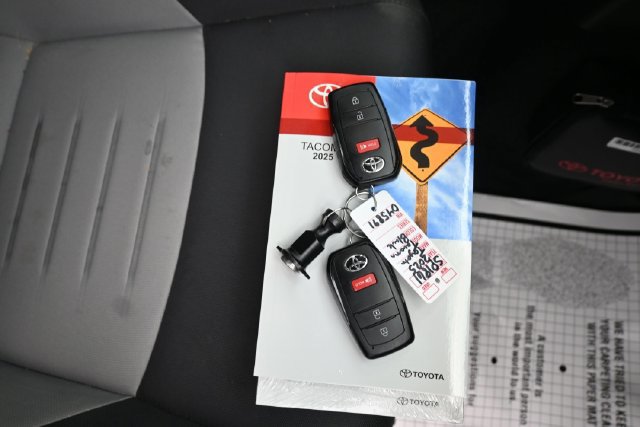 Used 2025 Toyota Tacoma TRD Off-Road w/ TRD Off Road Upgrade Package AWD/4WD image 10