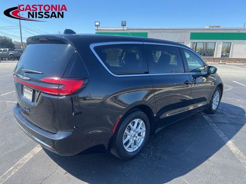 Used 2024 Chrysler Pacifica Touring-L FWD image 6