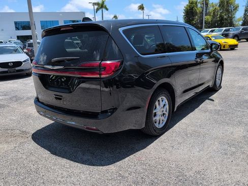 Used 2023 Chrysler Pacifica Touring-L FWD image 3