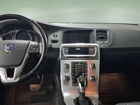 Used 2018 Volvo V60 T5 Dynamic w/ Vision Package FWD image 11