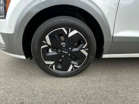 Used 2023 Kia Niro Wave w/ Wave Preserve Package FWD image 5