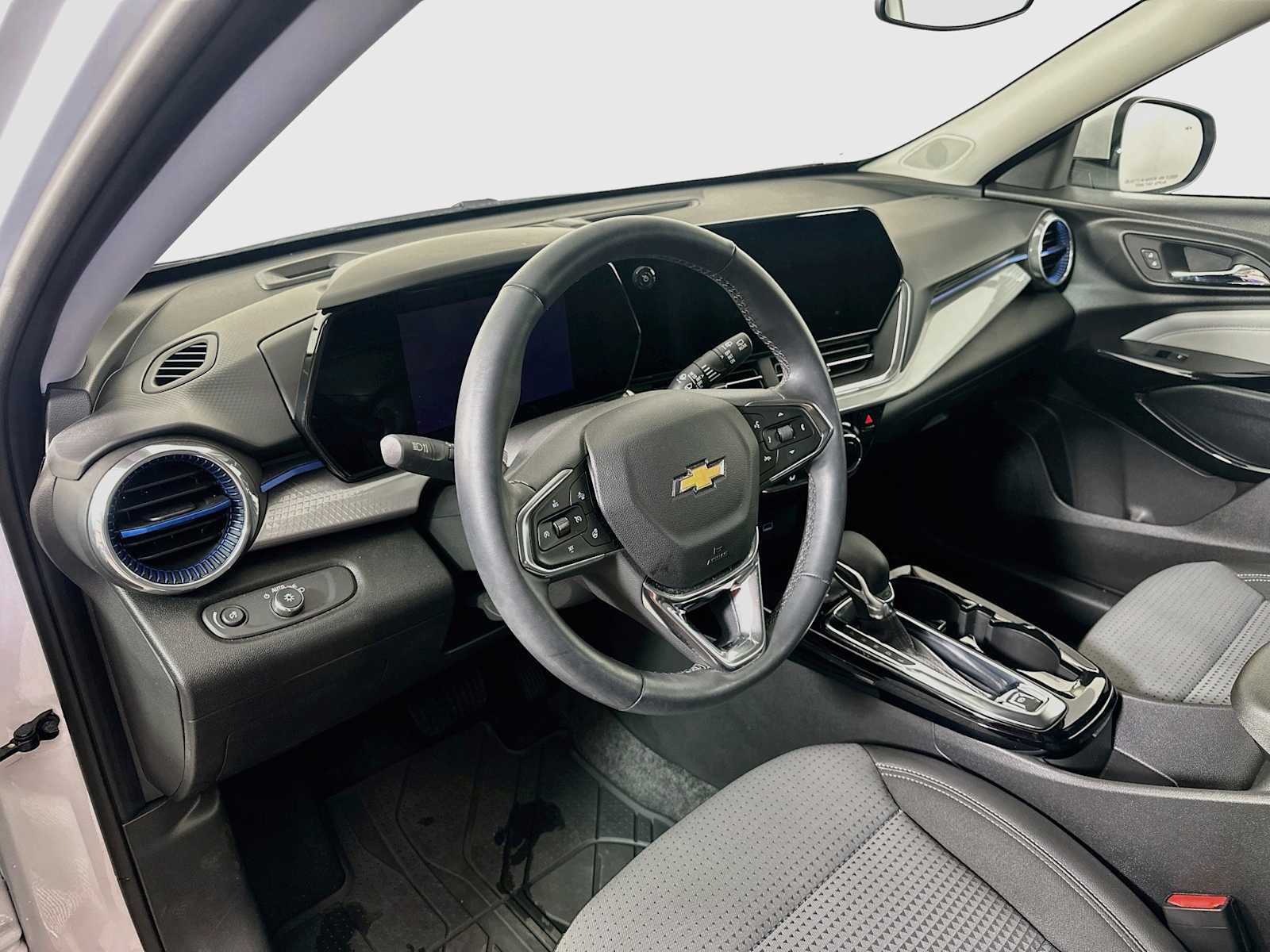 Used 2025 Chevrolet Trax LT w/ Sunroof Package FWD image 7
