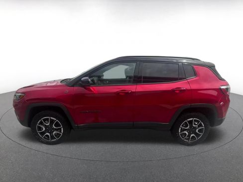 Used 2025 Jeep Compass Trailhawk AWD/4WD image 8