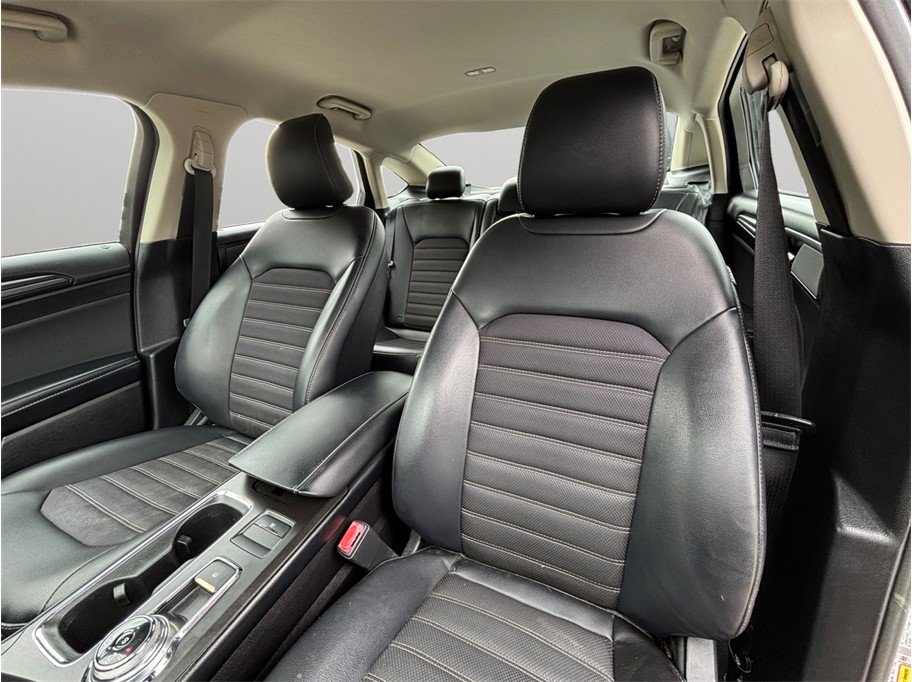 Used 2018 Ford Fusion SE w/ Equipment Group 201A FWD image 15