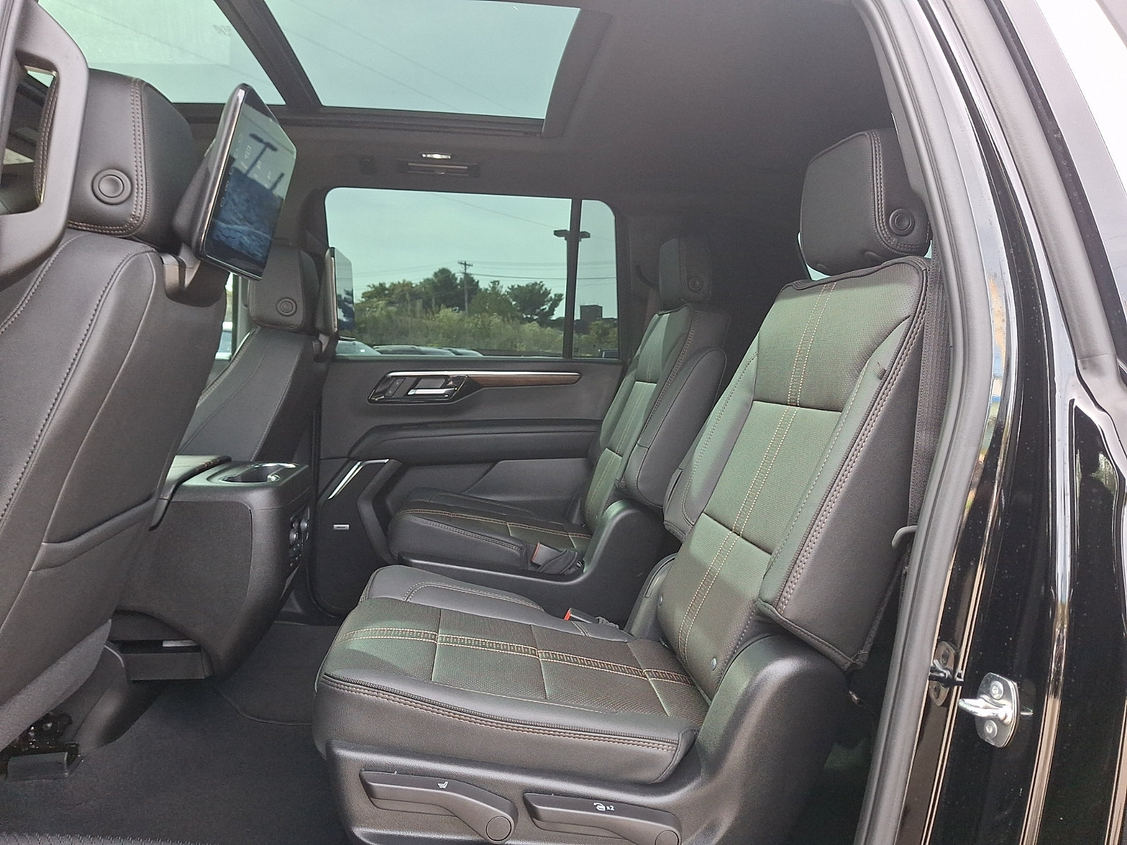 Certified 2025 Chevrolet Suburban High Country AWD/4WD image 10