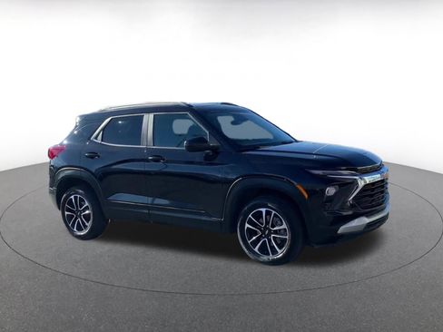 Used 2025 Chevrolet TrailBlazer LT image 2