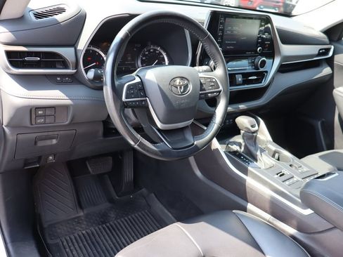 Used 2022 Toyota Highlander XLE AWD/4WD image 5