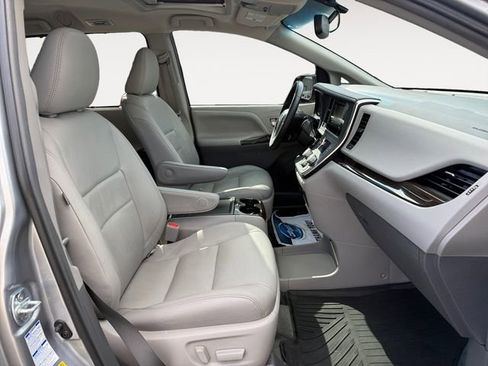 Used 2017 Toyota Sienna XLE w/ XLE Navigation Package AWD/4WD image 15