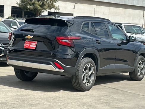 Used 2025 Chevrolet Trax LT FWD image 3