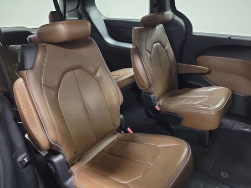 Used 2018 Chrysler Pacifica Limited w/ Tire & Wheel Group image 25