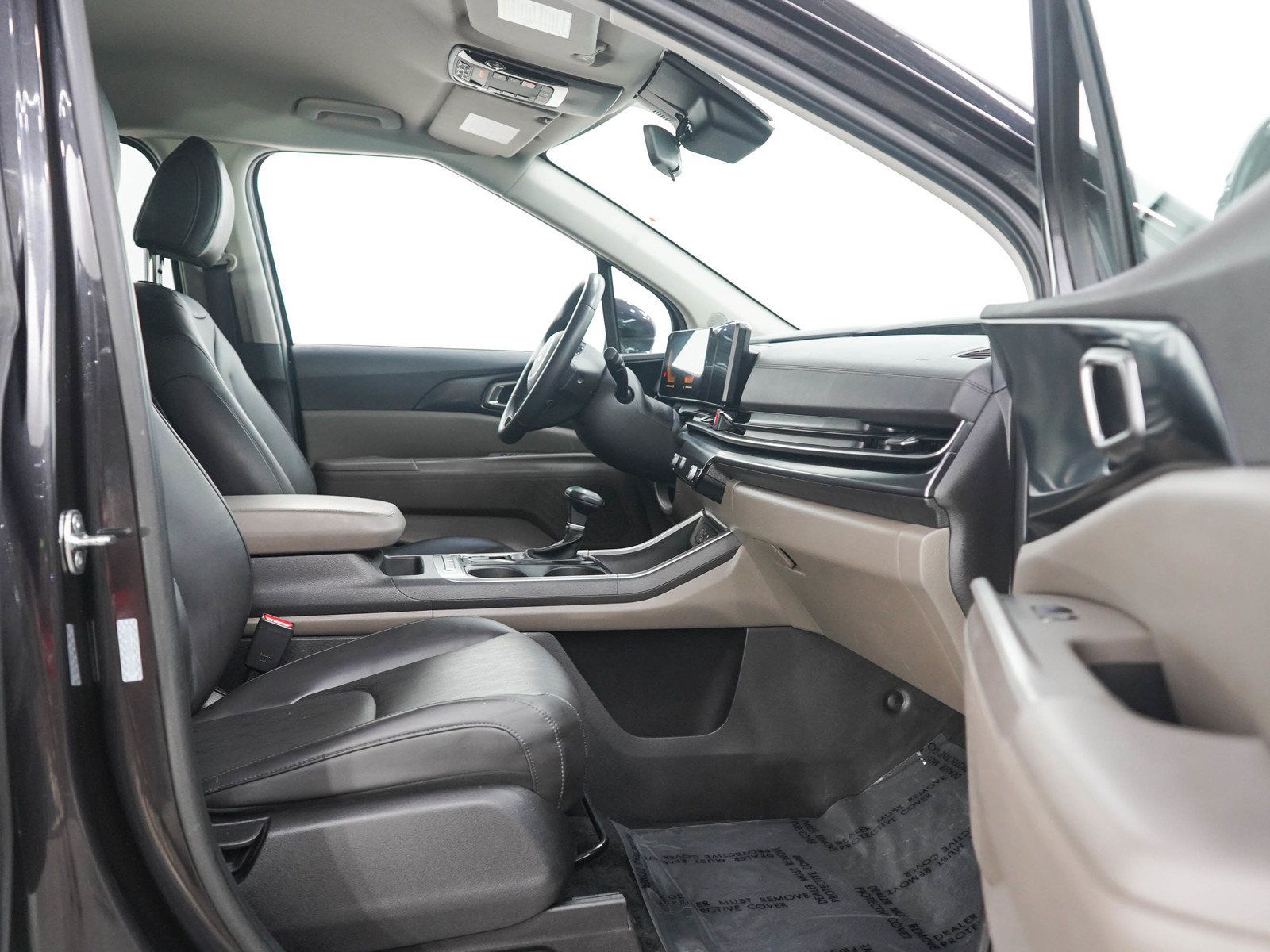 Used 2025 Kia Carnival FWD image 11