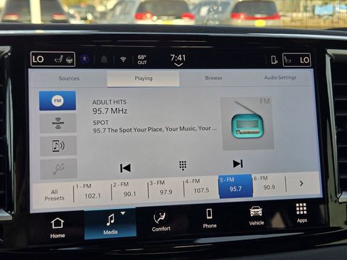 Used 2025 Chrysler Pacifica Select image 24