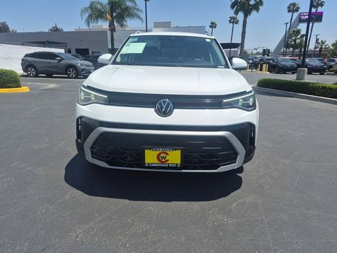 Used 2025 Volkswagen Taos SE FWD image 3