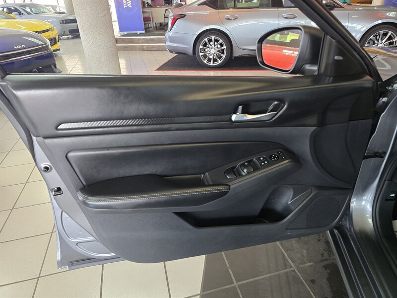 Used 2025 Nissan Altima 2.5 SV FWD image 7