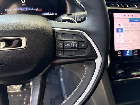 Used 2023 Jeep Grand Cherokee Limited w/ Black Appearance Package image 19