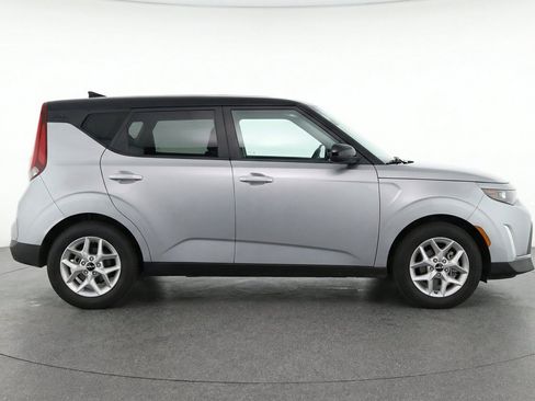Used 2025 Kia Soul LX w/ LX Technology Package FWD image 11