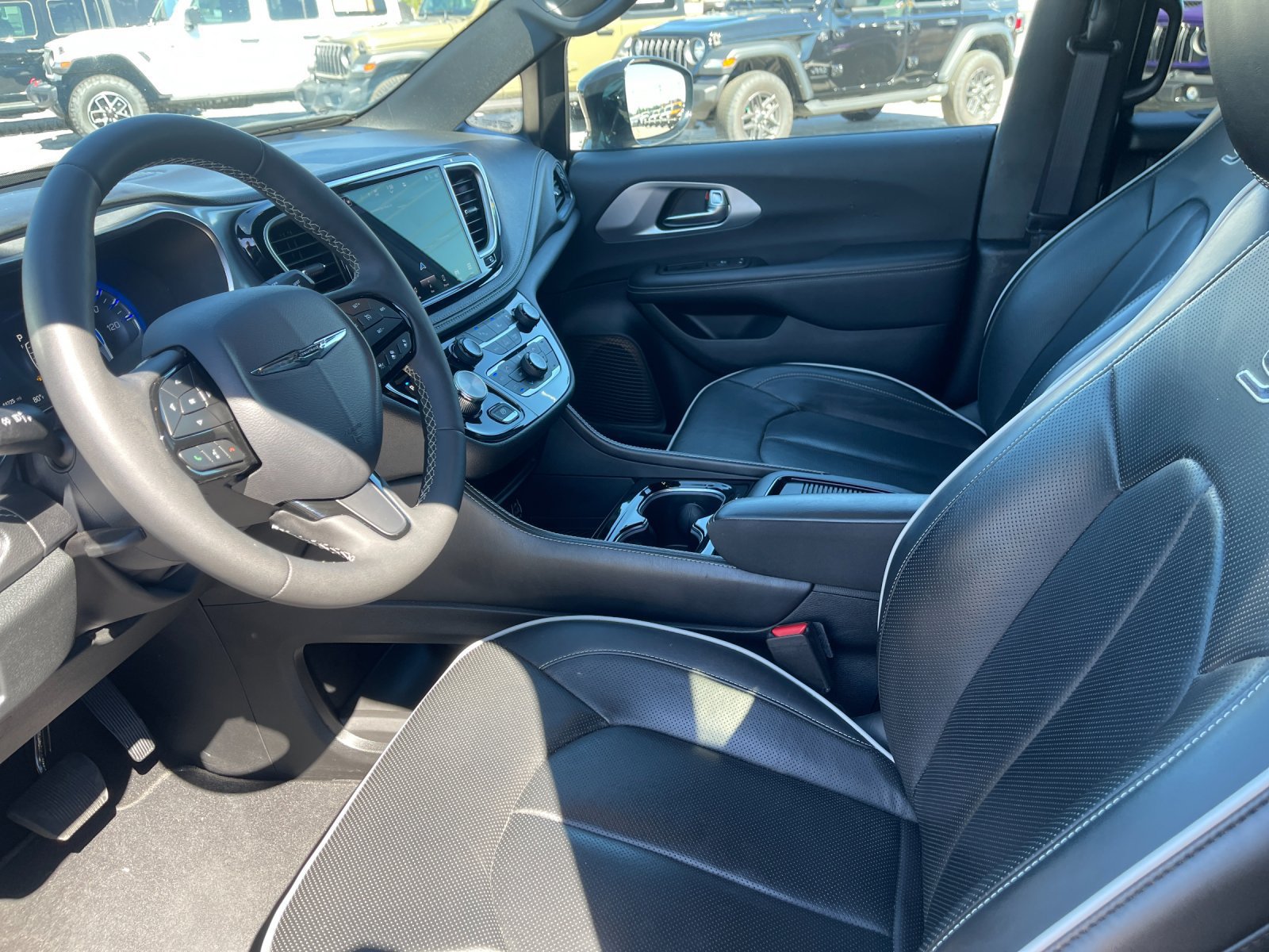 Used 2025 Chrysler Pacifica Limited FWD image 10