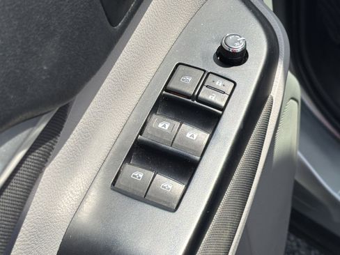 Used 2018 Toyota Highlander LE FWD image 16
