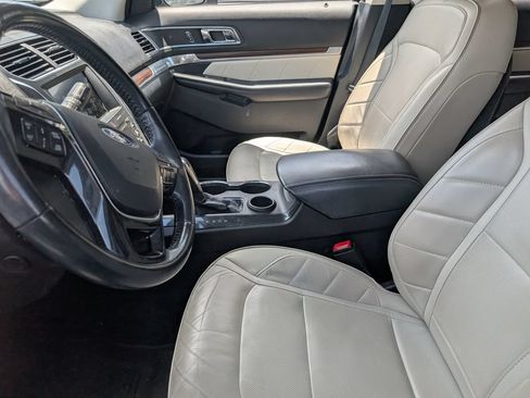 Used 2019 Ford Explorer Limited w/ Limited Luxury Package FWD image 8