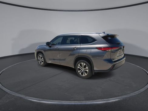 Used 2022 Toyota Highlander XLE AWD/4WD image 6