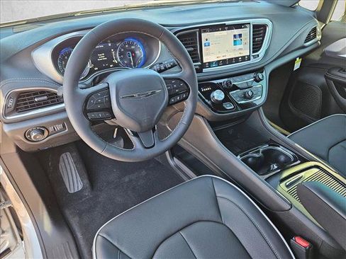 New 2026 Chrysler Pacifica Limited w/ S Appearance Package FWD image 3