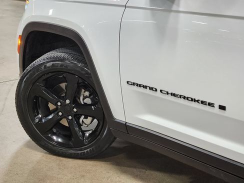Used 2023 Jeep Grand Cherokee Altitude AWD/4WD image 23