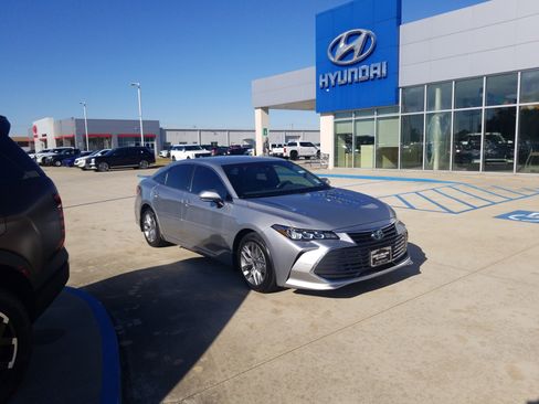 Used 2022 Toyota Avalon XLE image 1
