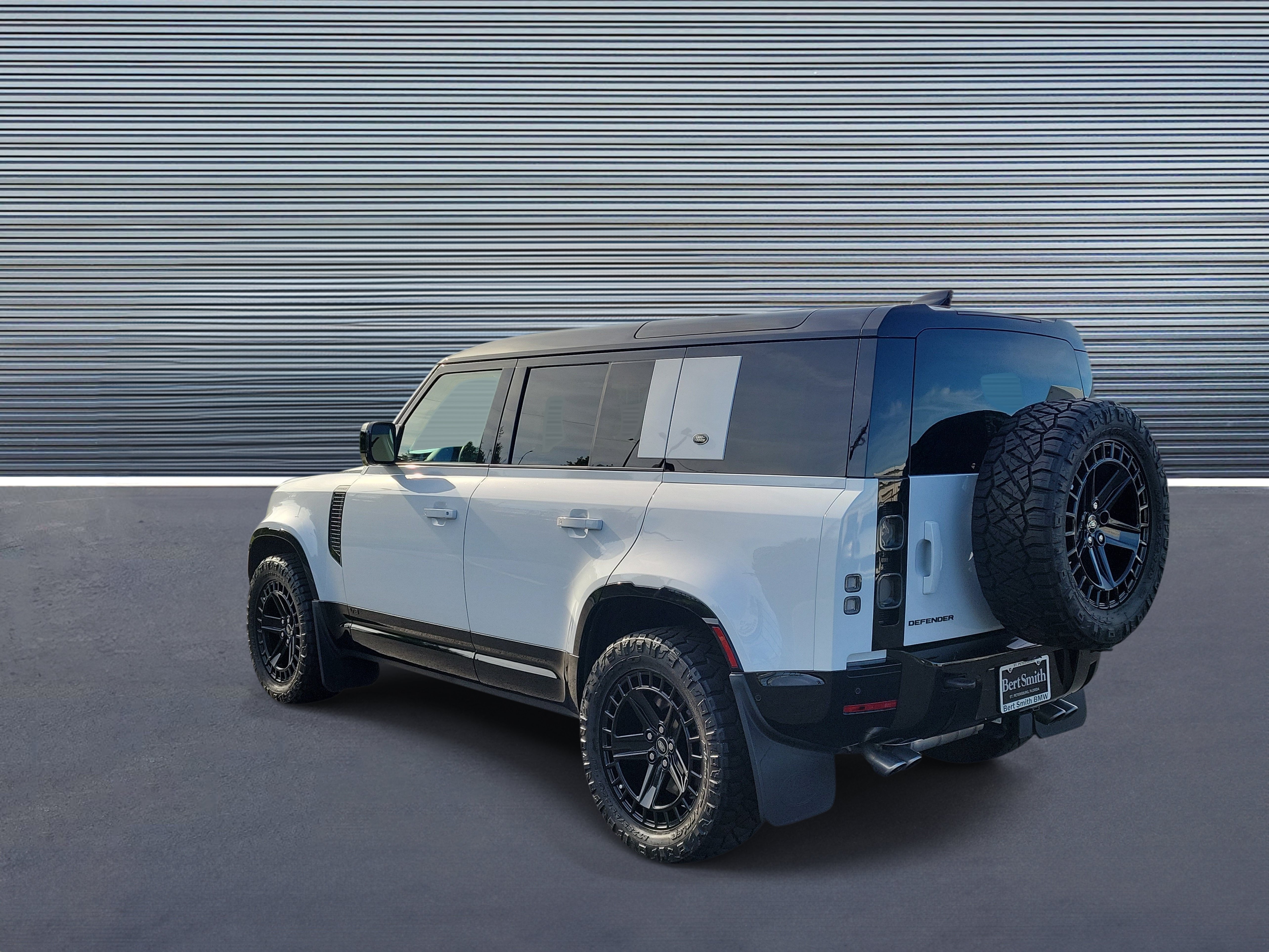 Used 2023 Land Rover Defender 110 V8 AWD/4WD image 4