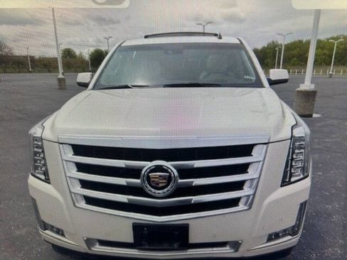 Used 2015 Cadillac Escalade Luxury AWD/4WD image 2