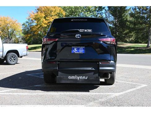 Used 2022 Toyota Sienna XLE image 7