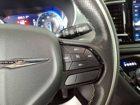 Used 2020 Chrysler Pacifica Limited w/ S Appearance Package FWD image 17