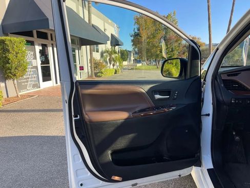 Used 2020 Toyota Sienna Limited image 32