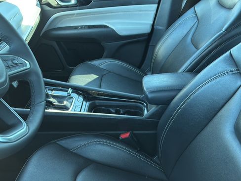 Used 2025 Jeep Compass Limited AWD/4WD image 2