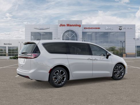 New 2026 Chrysler Pacifica Select image 4