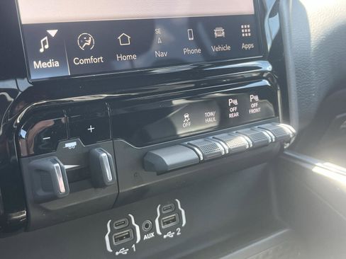 Used 2023 RAM 1500 Laramie AWD/4WD image 18