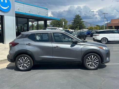 Used 2021 Nissan Kicks SV FWD image 2