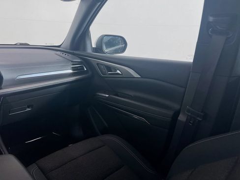 Used 2025 Chevrolet Traverse LT FWD image 24