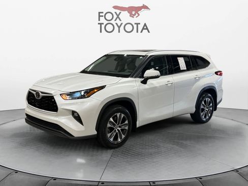 Used 2022 Toyota Highlander XLE AWD/4WD image 1