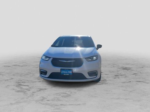 New 2026 Chrysler Pacifica Select image 3