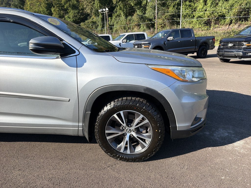 Used 2016 Toyota Highlander XLE AWD/4WD image 2