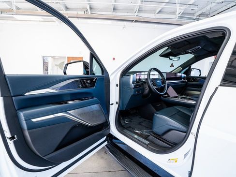 Used 2025 Cadillac Escalade IQ Luxury 2 image 38