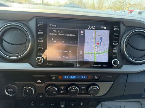 Used 2022 Toyota Tacoma TRD Off-Road w/ TRD Premium Off Road Package image 15